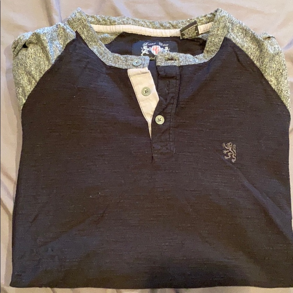 Men’s black and grey T-shirt